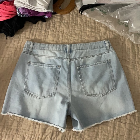 Light Distressed High Waist Shorts NWT - Picture 4 of 4